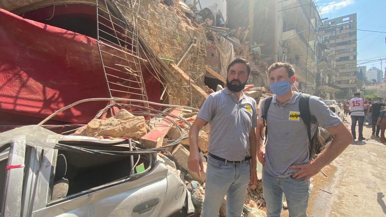 Zwei Mitarbeiter von Help im Einsatz nach der Explosion in Beirut.