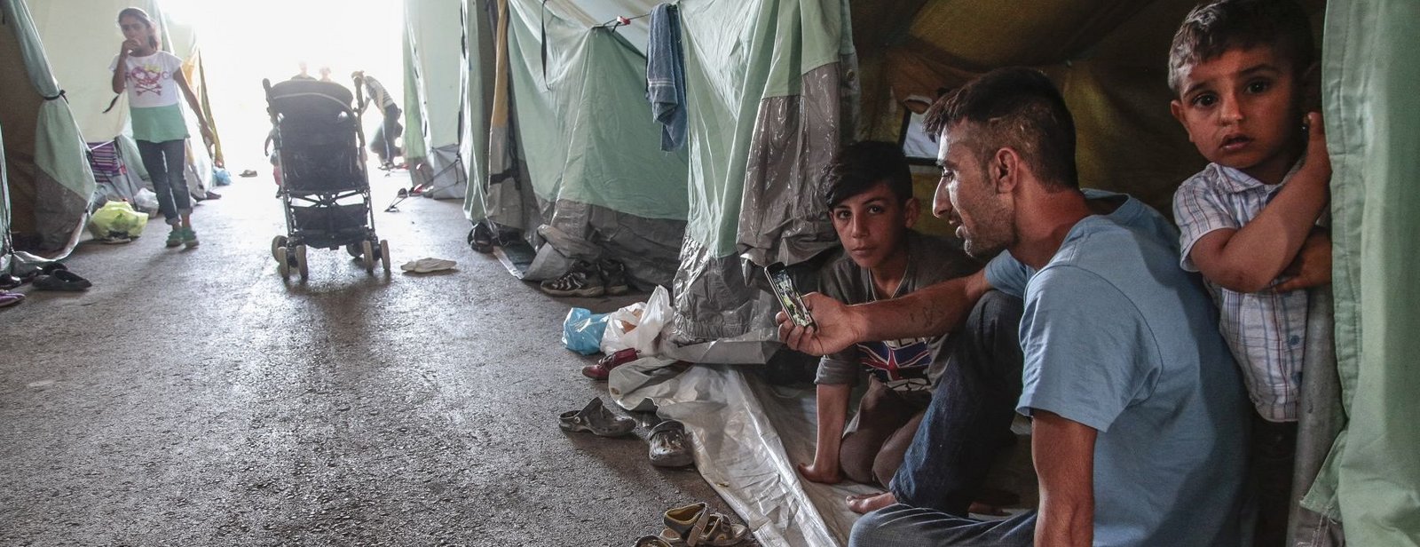 Zwei Kinder im Flüchtlingscamp in Griechenland