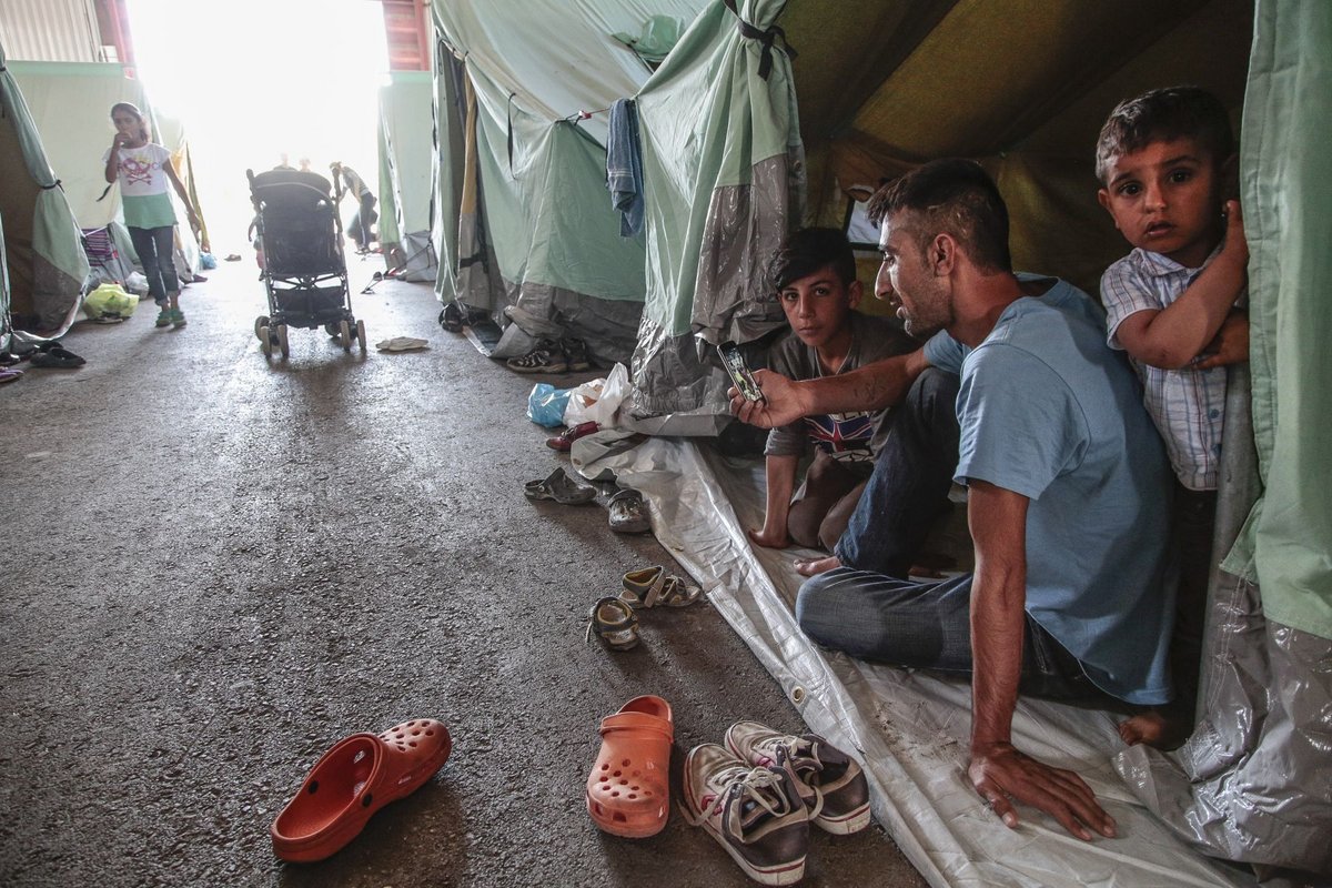Geflüchtete Familie in Zelt im griechischem Flüchtlingslager