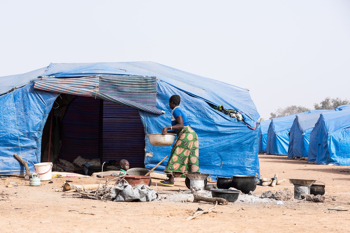 Eine Frau vor ihrem Sahelzelt in einem Flüchtlingslager in Burkina Faso
