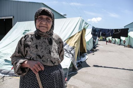 Frau in Flüchtlingslager auf der griechischen Insel Lesbos
