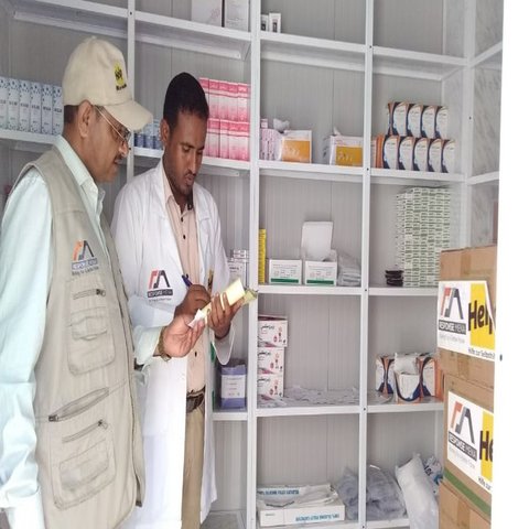 Das Help-Team prüft den Medikamentenbestand in einem Gesundheitszentrum im Jemen.