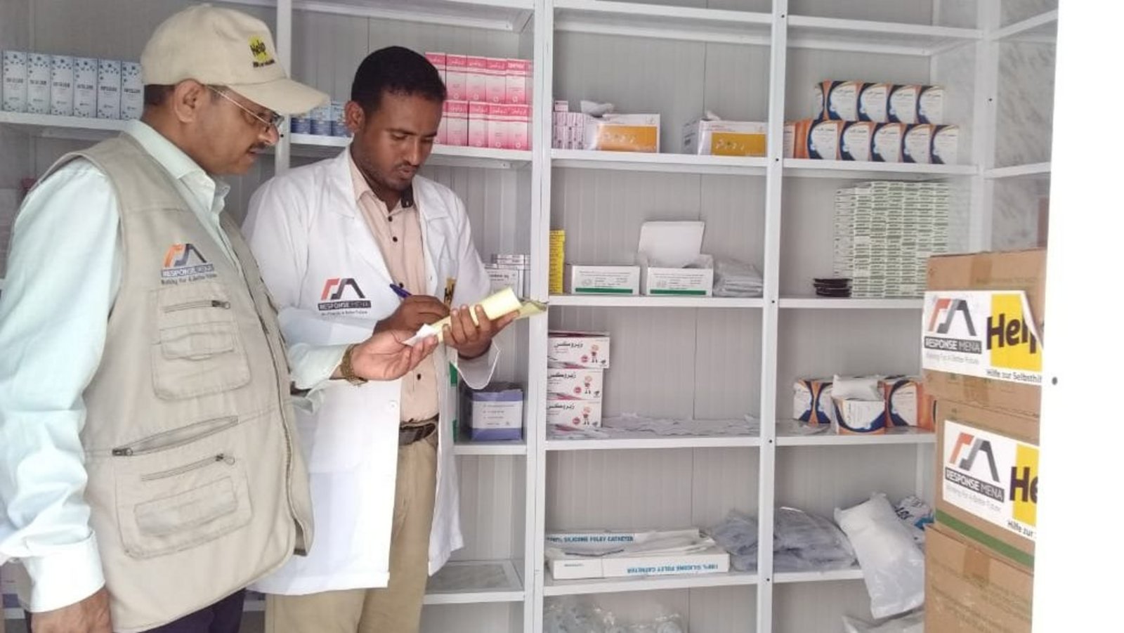 Das Help-Team prüft den Medikamentenbestand in einem Gesundheitszentrum im Jemen.