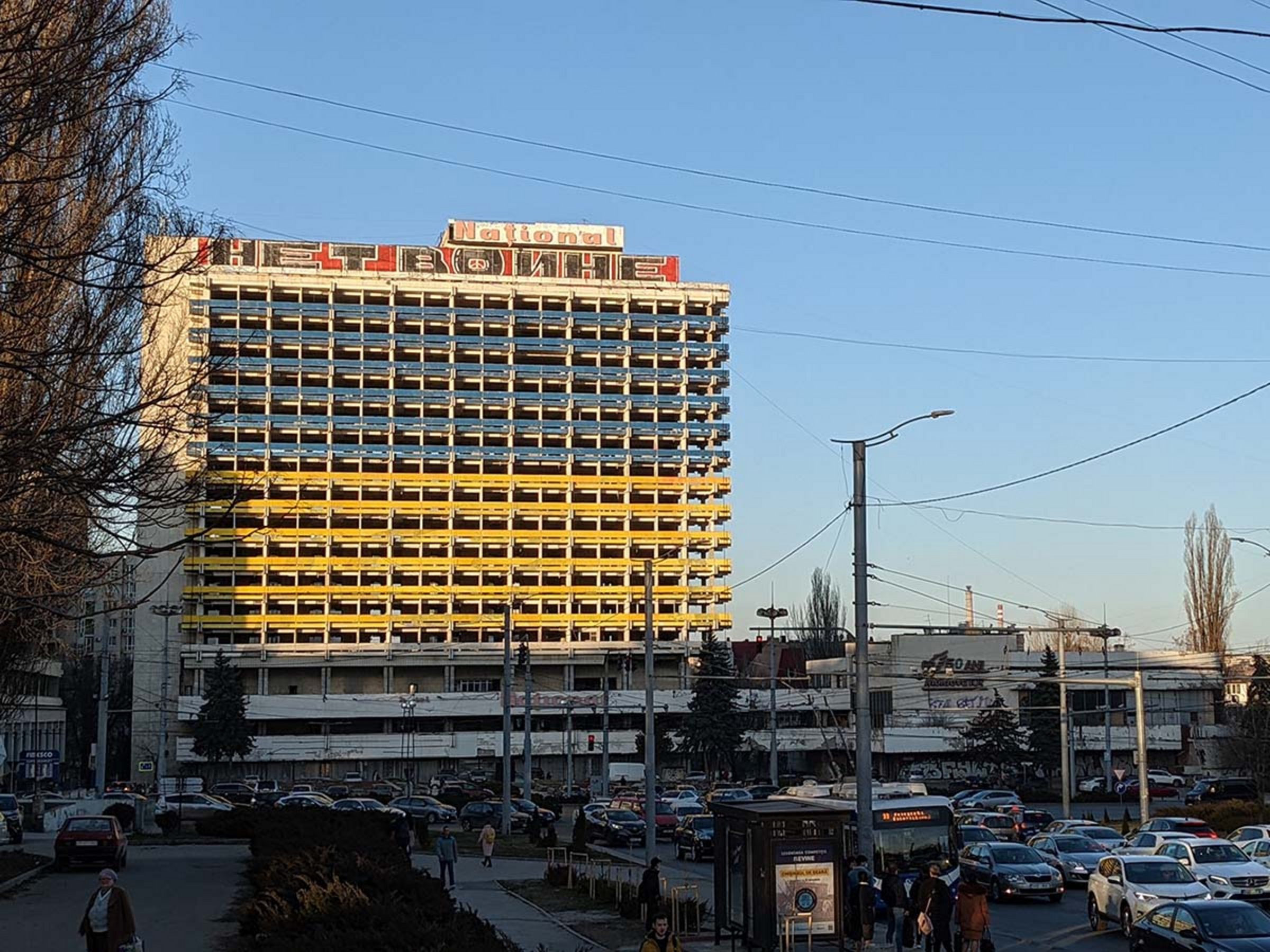 Ein ehemaliges Hotel erstrahlt in der moldawischen Hauptstadt Chișinău isinau in den ukrainischen Landesfarben.