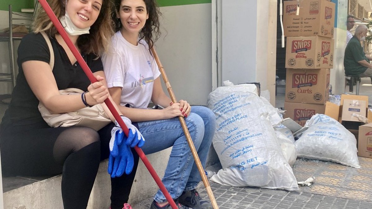 Zwei junge Frauen aus Beirut bei den Aufräumarbeiten nach der Explosion