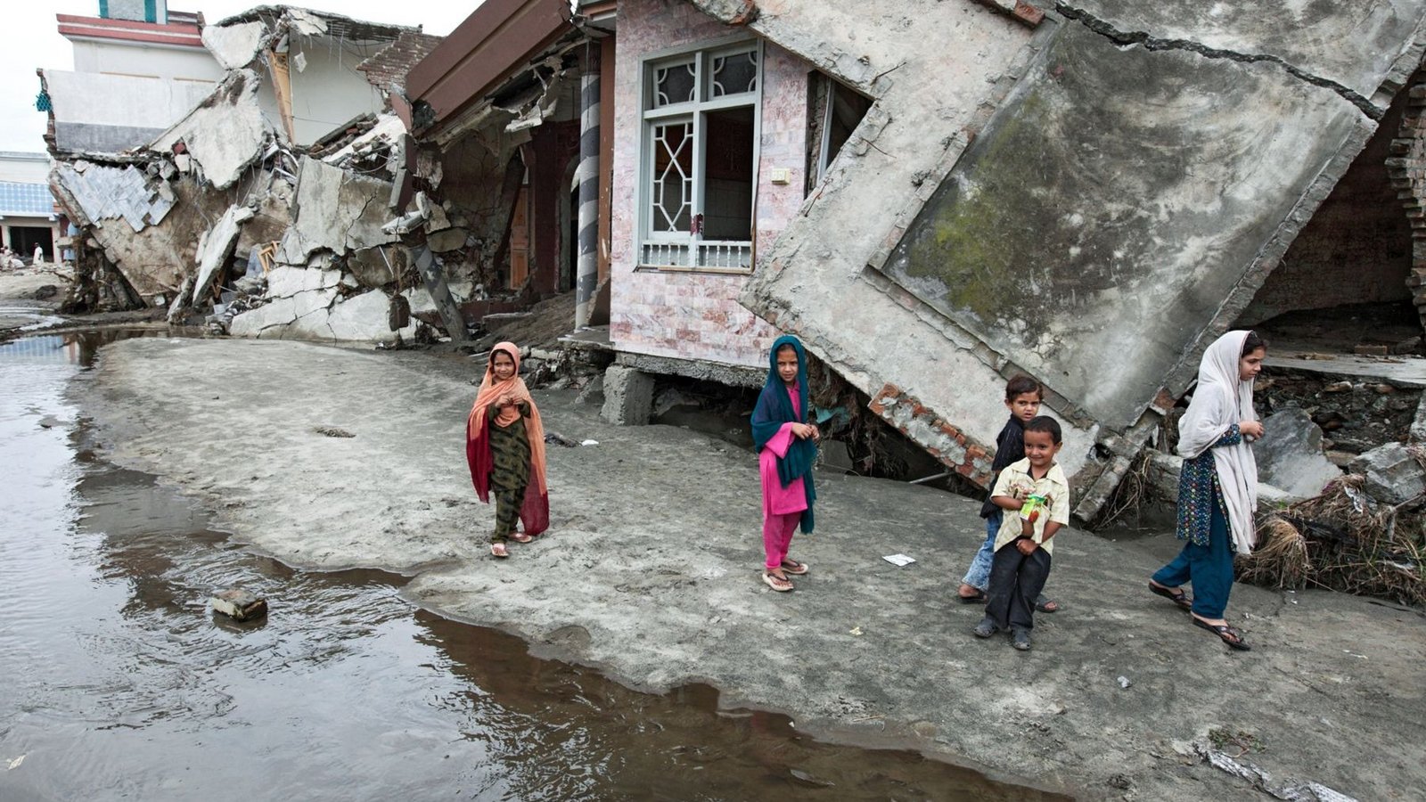 Kinder vor Trümmern nach Überschwemmung in Pakistan