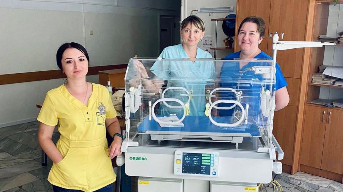 Krankenhauspersonal in Cherson mit einem Inkubationsgerät