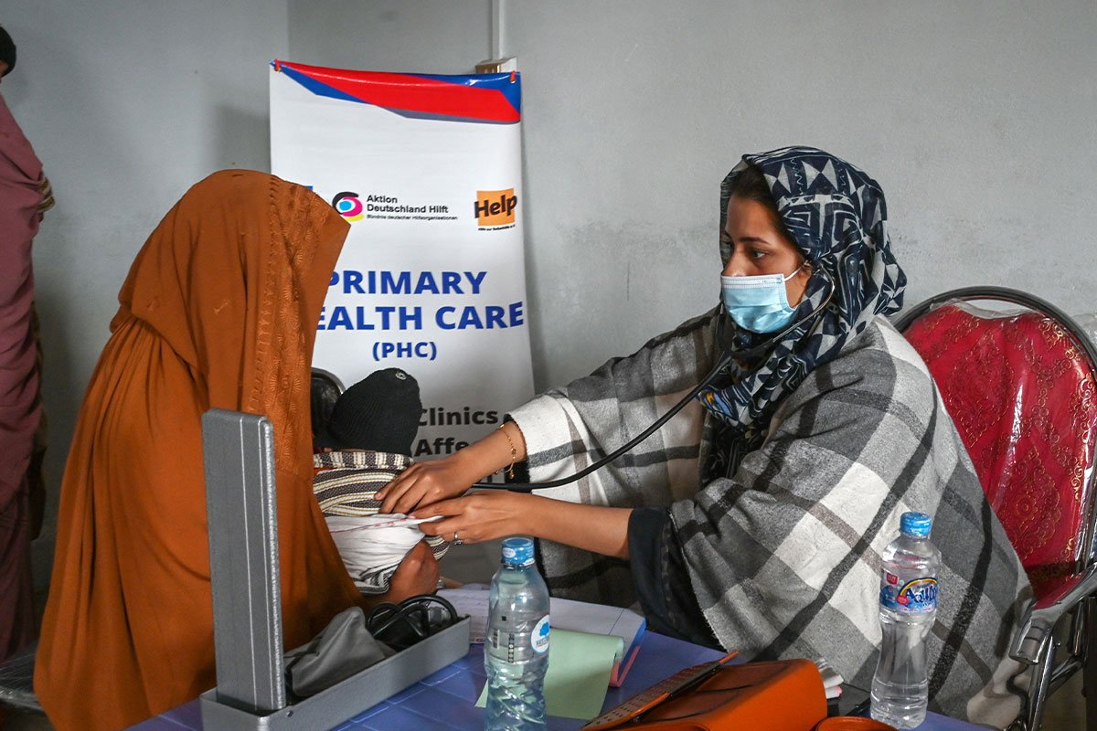 Eine Ärztin misst den Blutdruck einer Frau in Charsadda, Pakistan