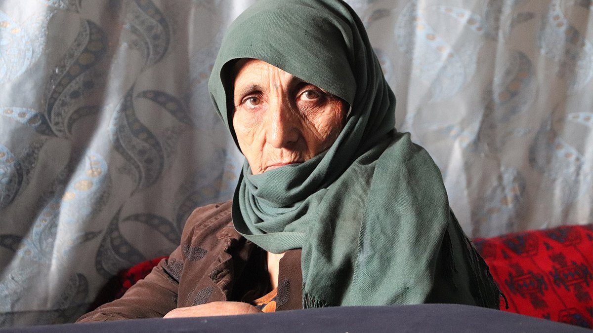 Eine afghanische Frau blickt ernst in die Kamera.