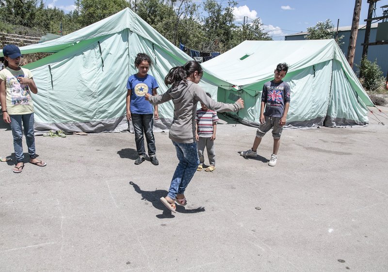 Spielende Kinder in Griechenlands Flüchtlingslagern