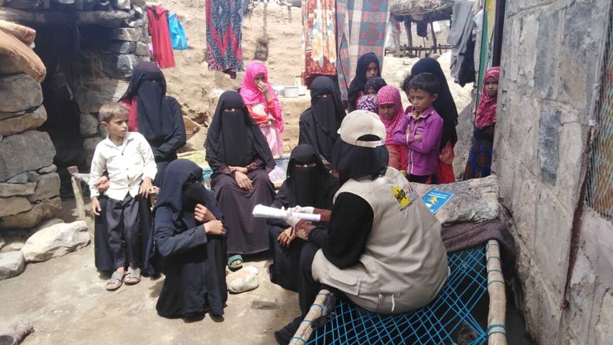 Help-Mitarbeiterin klärt Frauen im Jemen zu Corona und Cholera auf