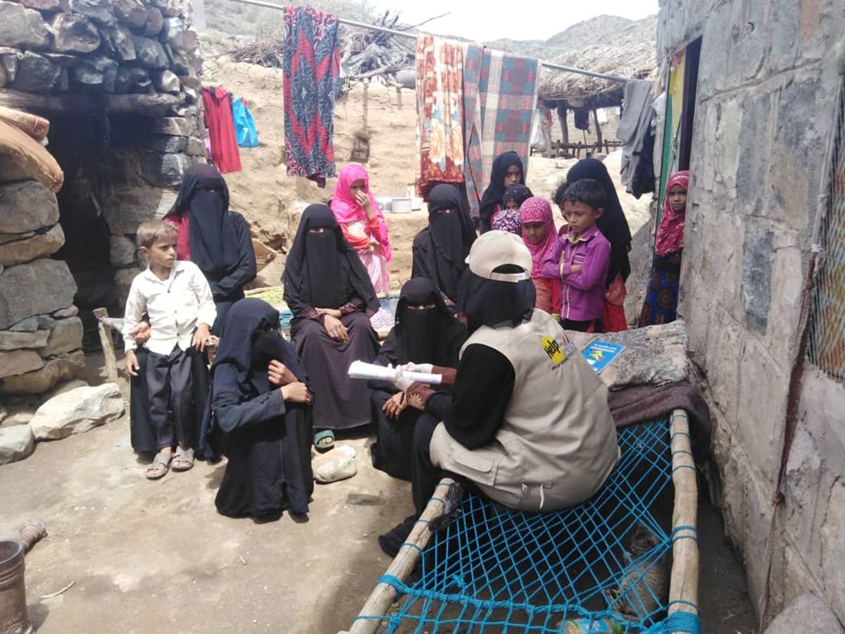 A health worker sensitizes women and children in Yemen on how to avoid infectious diseases.