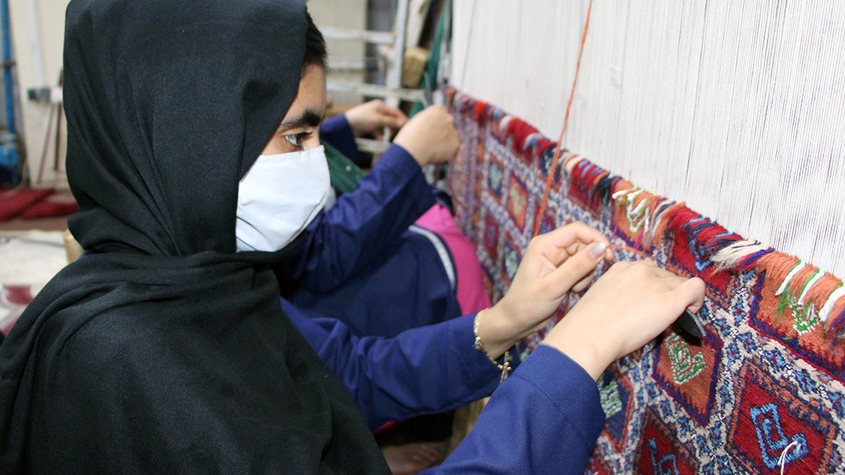 Lailoma aus Afghanistan bei der Ausbildung als Weberin