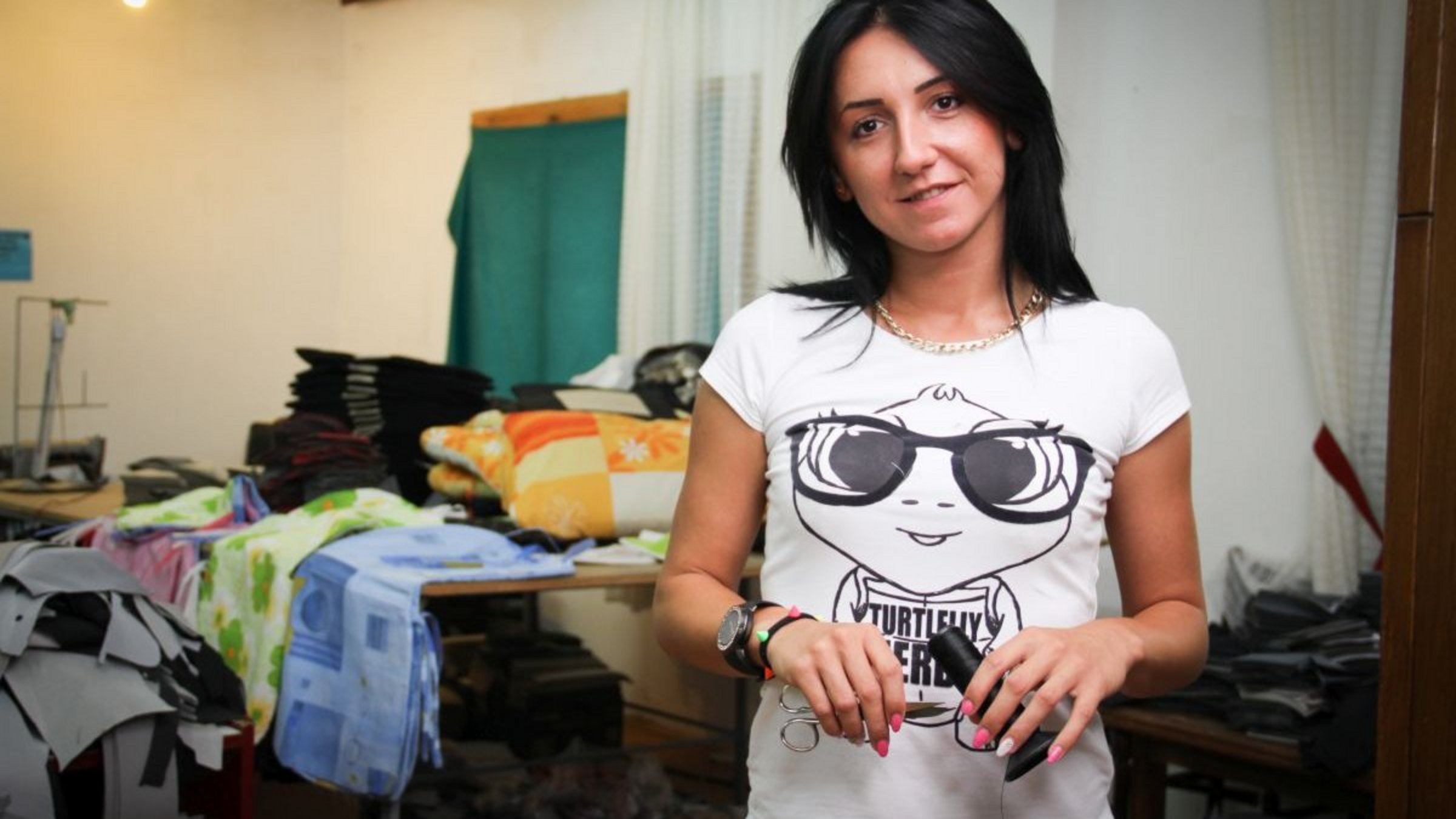 Serbien: Eine von Help geförderte Schneiderin in ihrem Salon