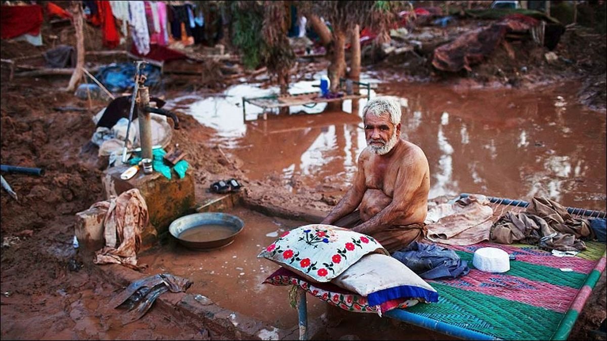 Pakistan Menschen nach Flut foerdern