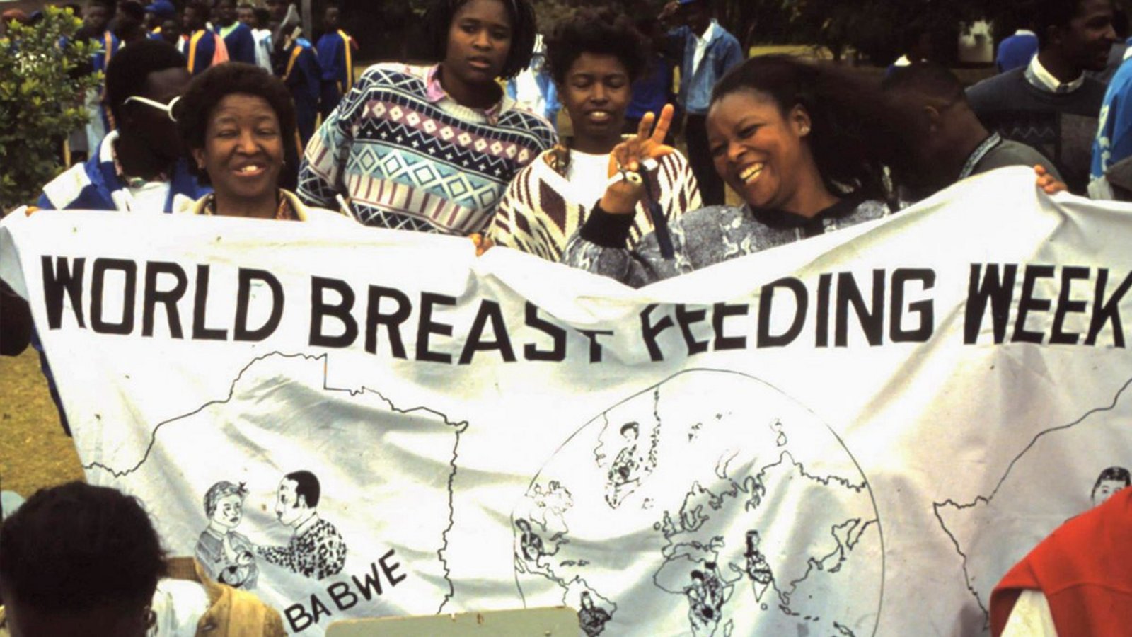 Frauen halten ein Banner zur World Breastfeeding Week