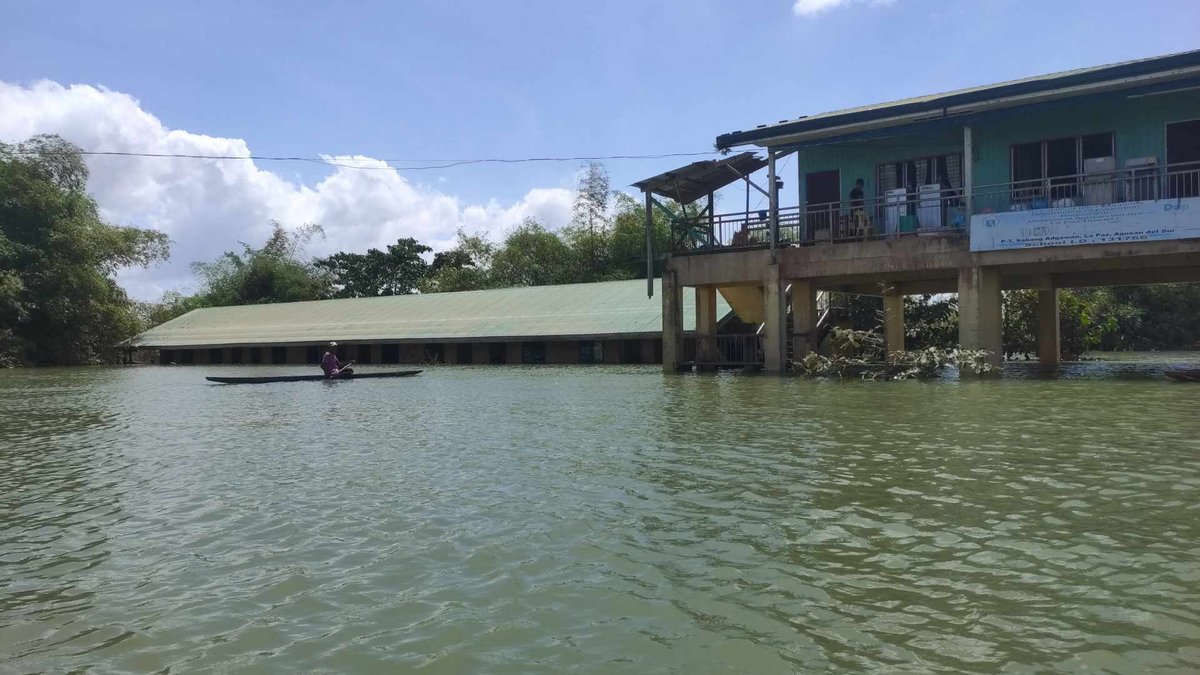 Ein philippinisches Schulgebäude steht unter Wasser