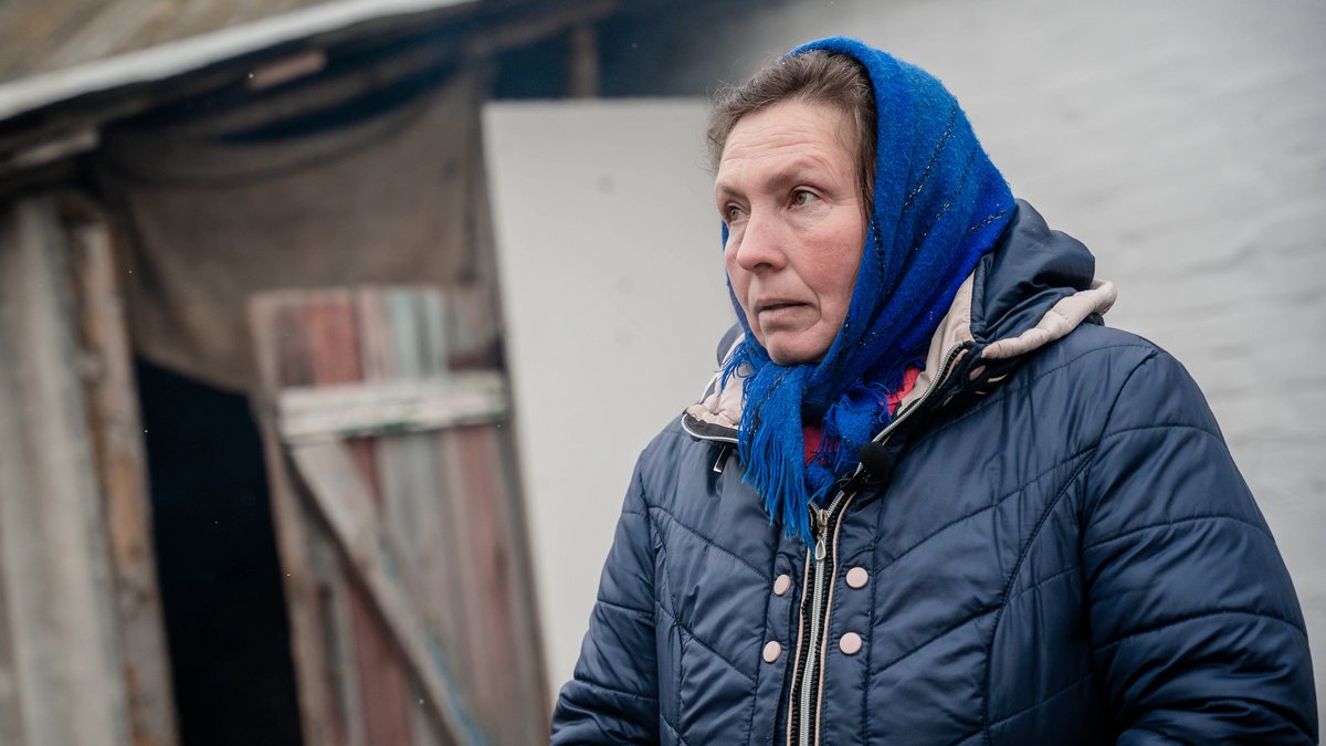 Ukrainische Frau vor ihrem Haus