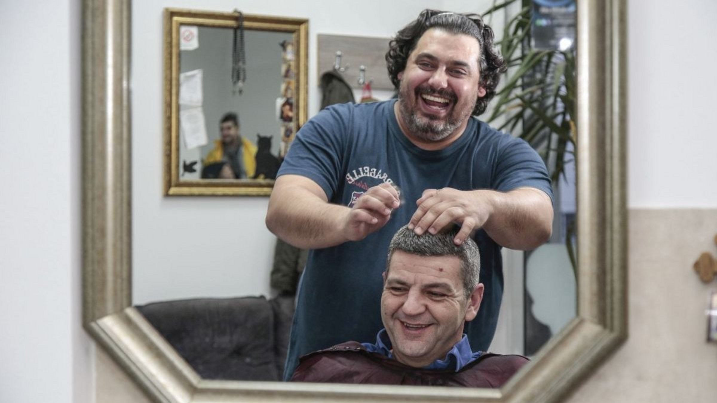 Ein von Help unterstützter Friseur in Serbien