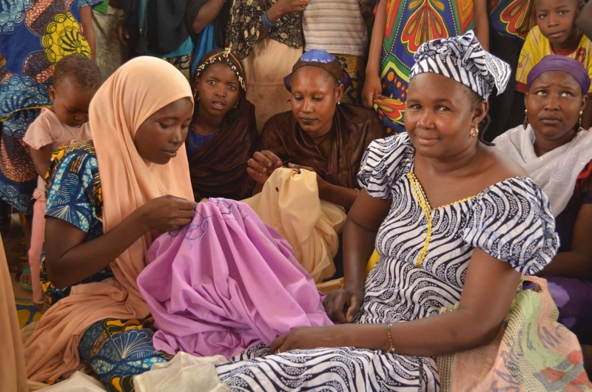 Flüchtlinge und Gastgemeinden mit Einkommen schaffenden Maßnahmen in Niger unterstützen