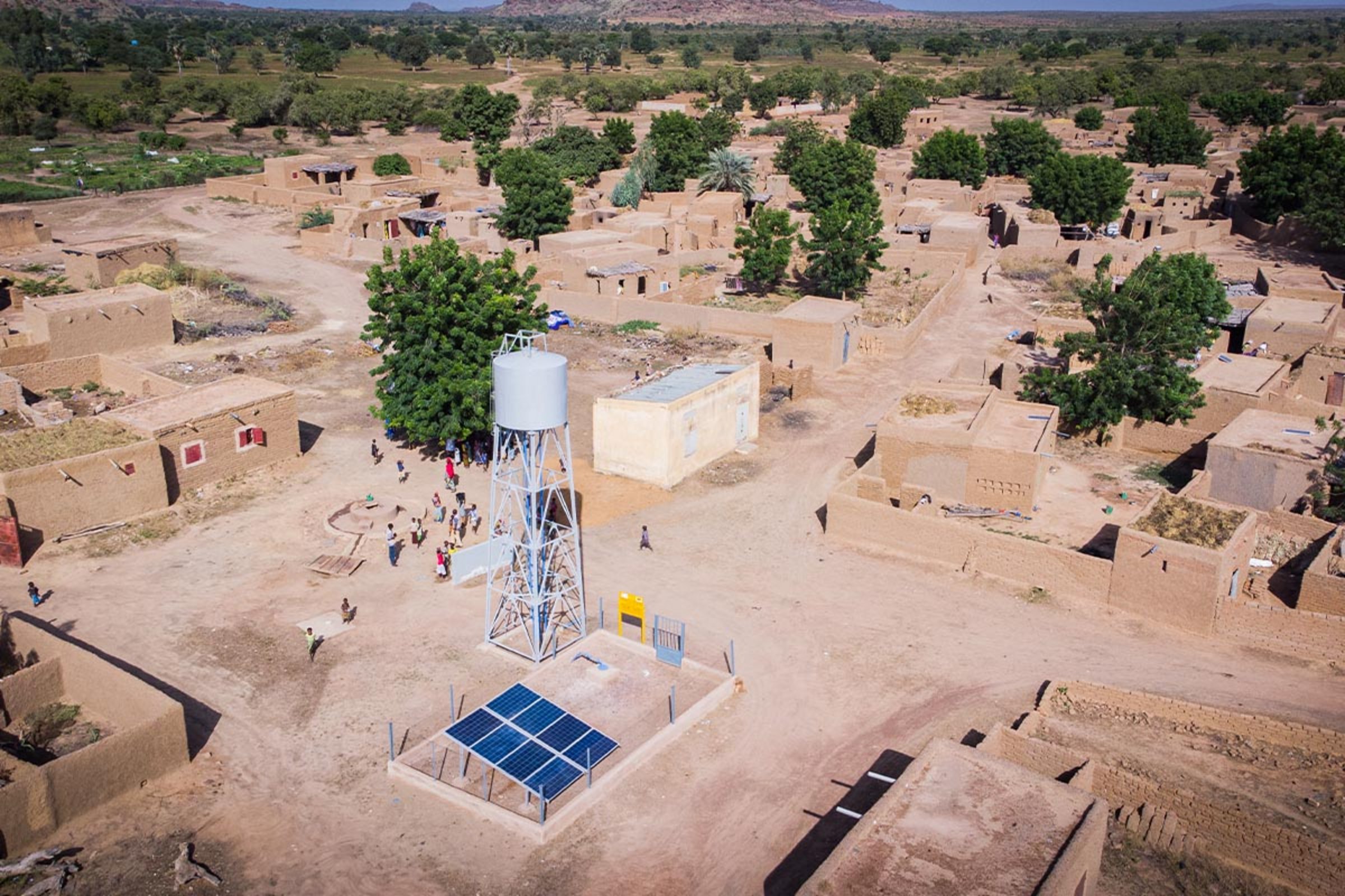 Luftaufnahme eines Solarbrunnens in der Gemeinde Perimpé in Mali