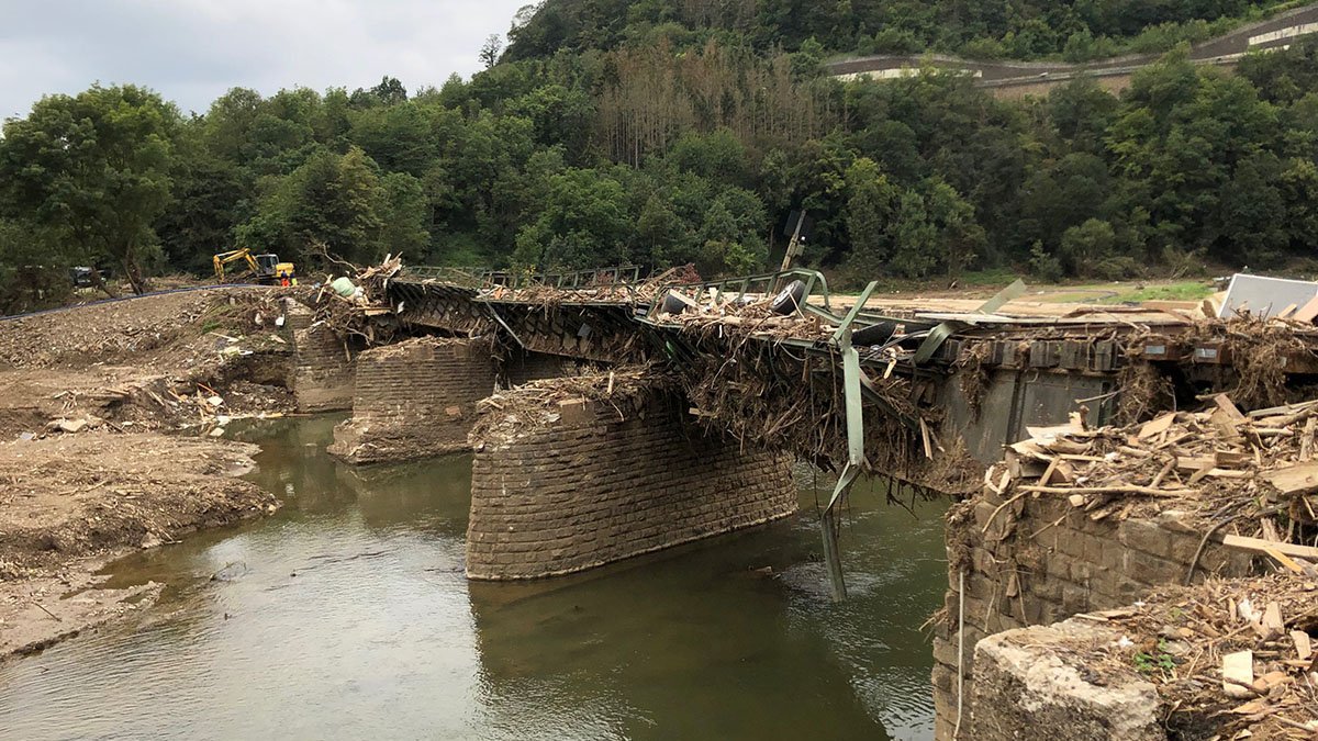 Eine vom Hochwasser zerstörte Brücke im Ahrtal