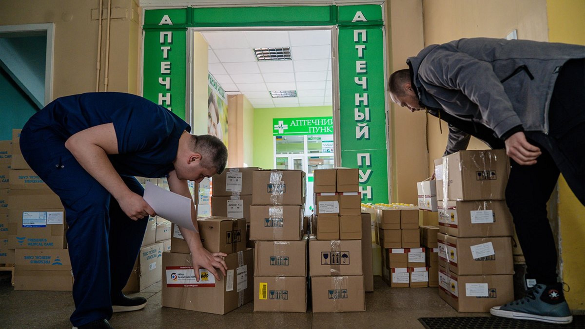 Zwei Krankenhausmitarbeiter in Charkiw nehmen eine Medikamentenlieferung von Help an