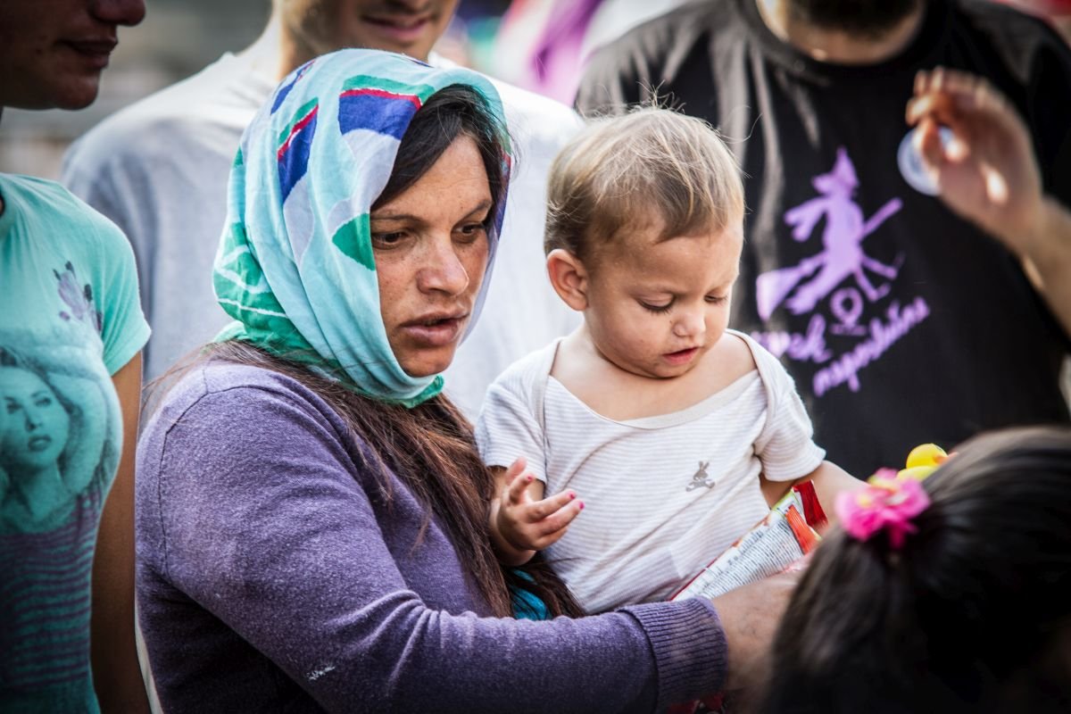 Mutter mit Kind nach Flucht aus dem Flüchtlingslager Moria