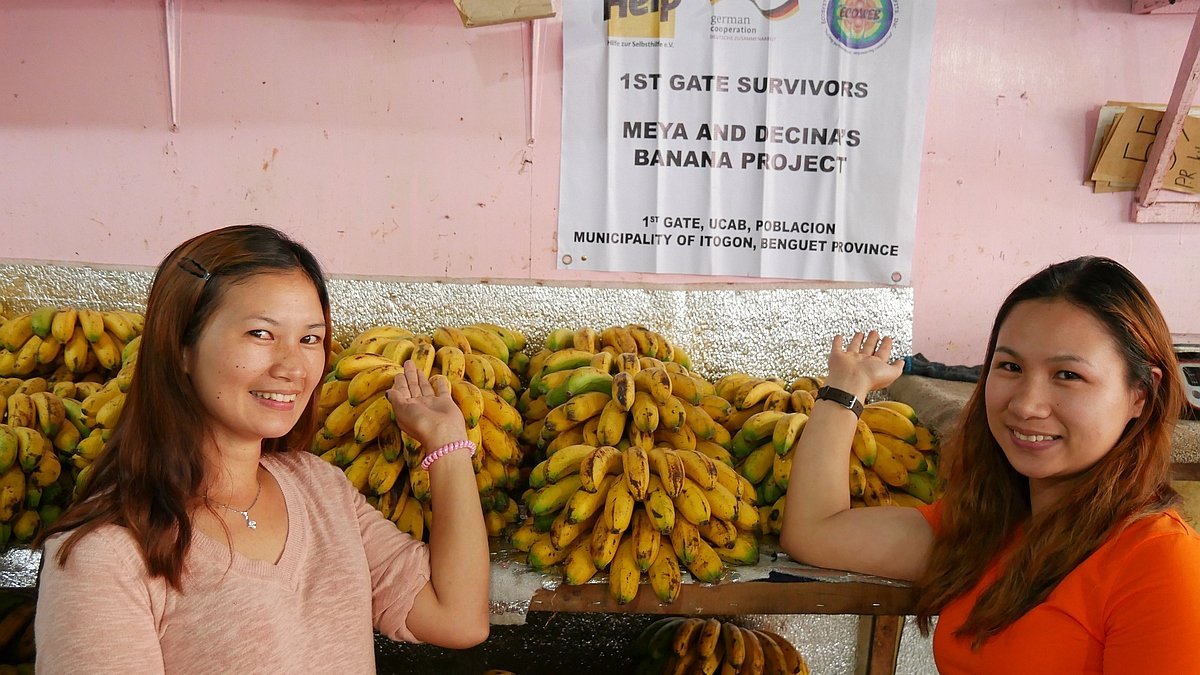 Zwei philippinische Frauen, die von Help unterstützt wurden