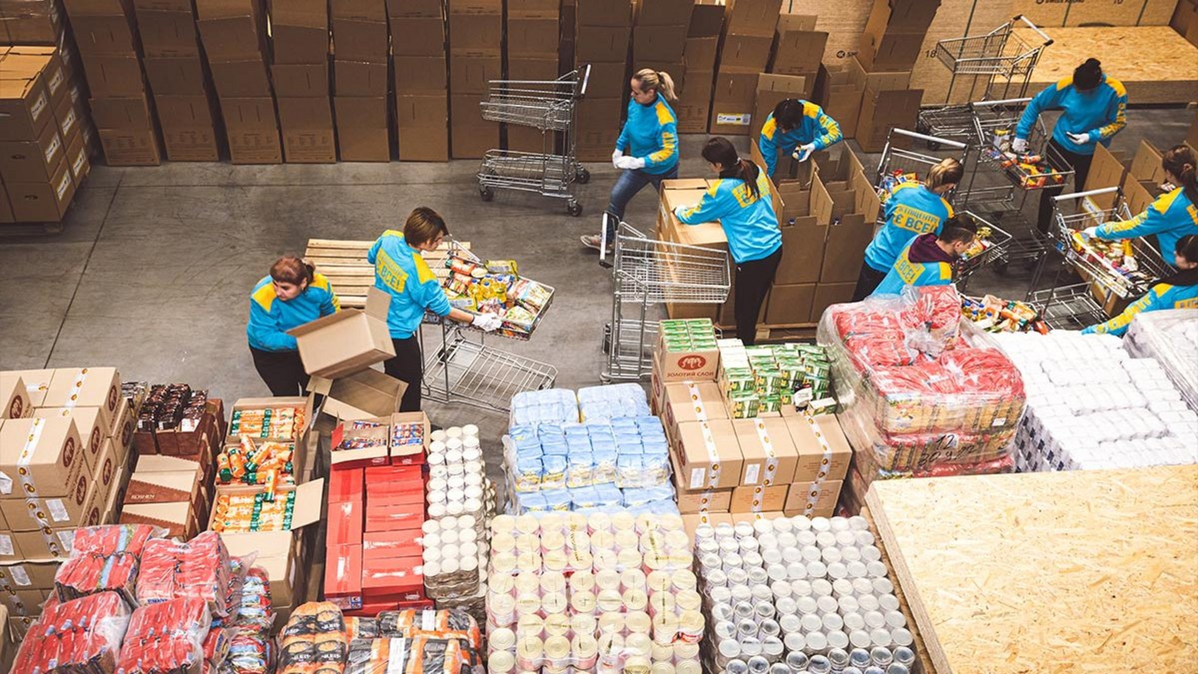 Helfer:innen packen Lebensmittelpakete in Dnipro