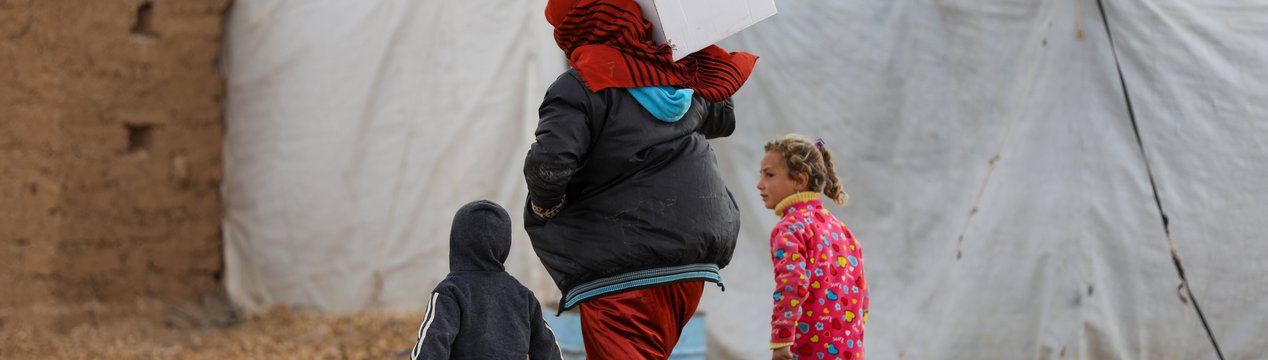 Mutter und Kinder in syrischem Flüchtlingslager