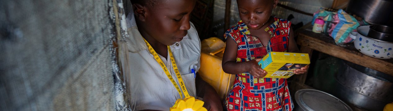 Help fördert Bildung im Kongo mit Solarlampen