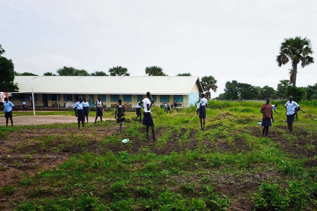 Schülerinnen bauen im Rahmen eines Schulprojekts im Südsudan ihr eigenes Gemüse an.
