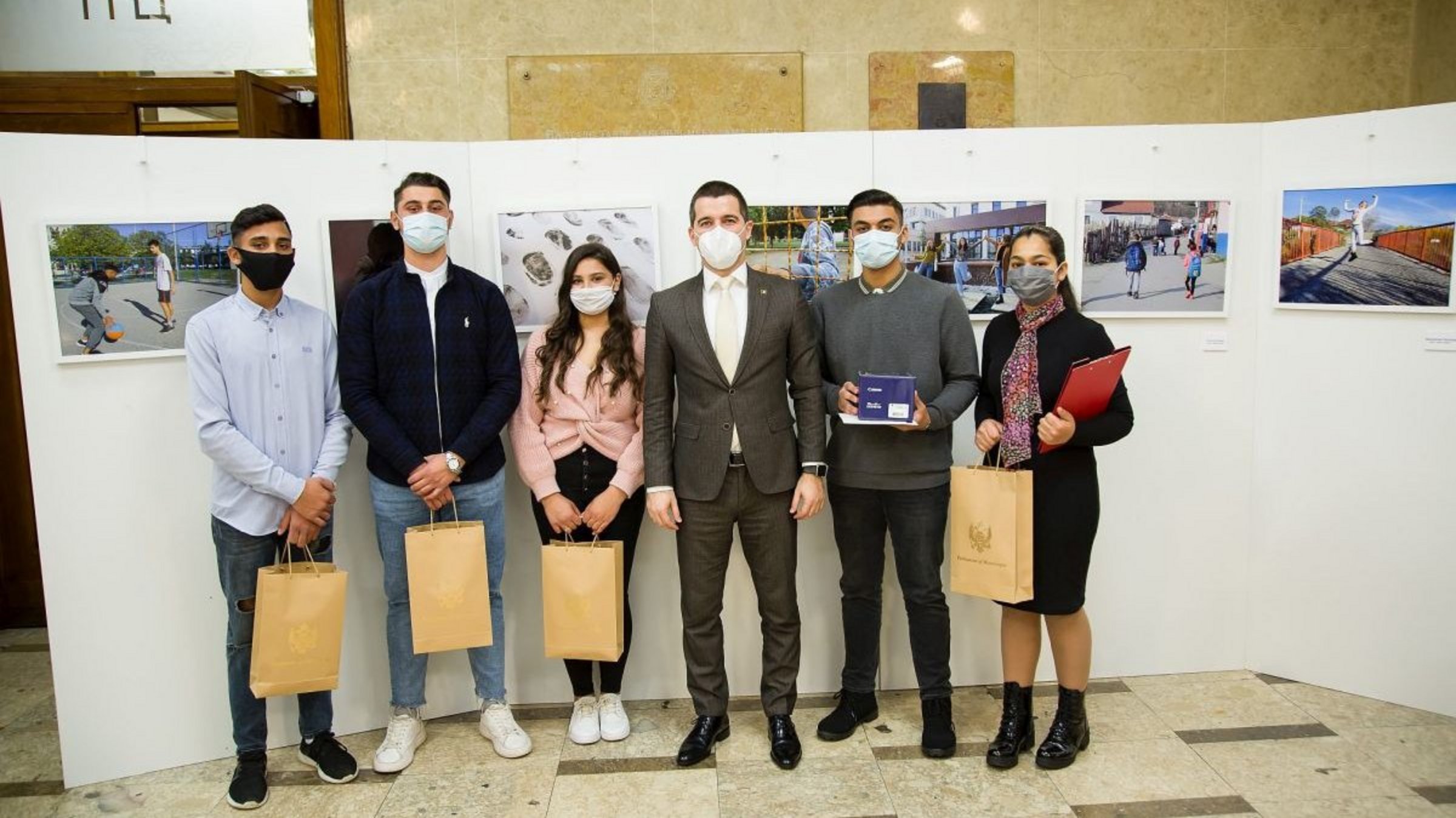 Spenden Montenegro: Fotoausstellung für junge Rom:nja
