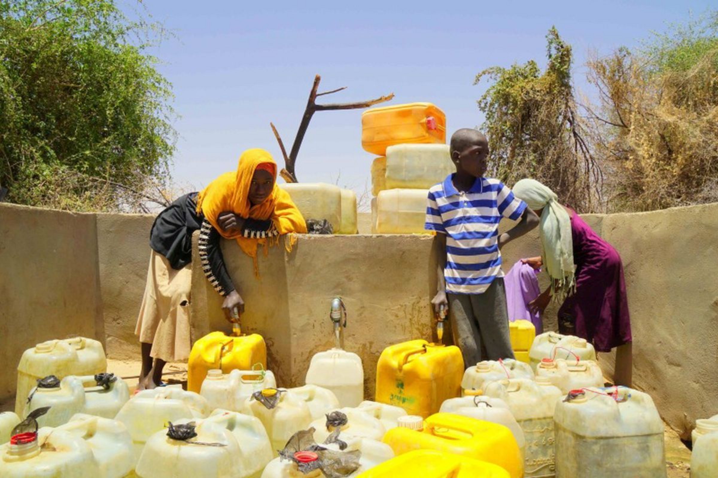 Befüllung von Wasserkanistern im Tschad