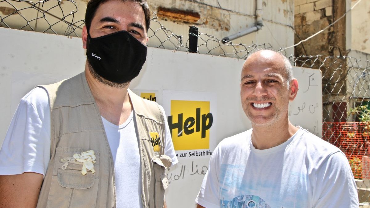 Help-Mitarbeiter Kayu Orellana mit Herrn Hamoud, einem betroffenen Bewohner Beiruts