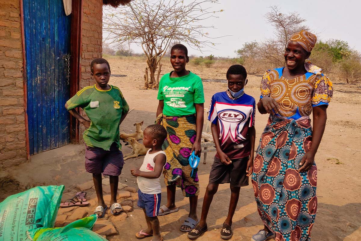 Irene Majambi und ihre Kinder vor ihrem Haus