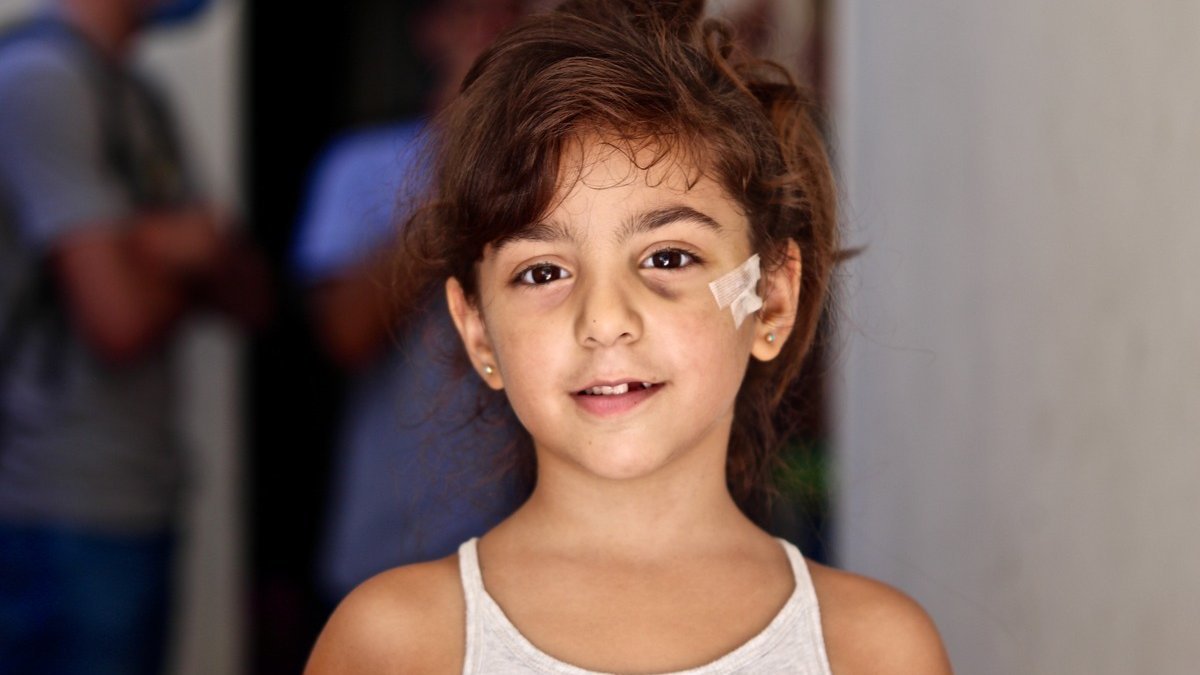 Ein kleines Mädchen aus Beirut blickt in die Kamera.