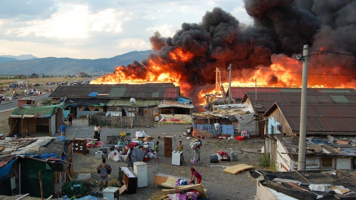 Feuer im Fluechtlingscamp Konik in Montenegro