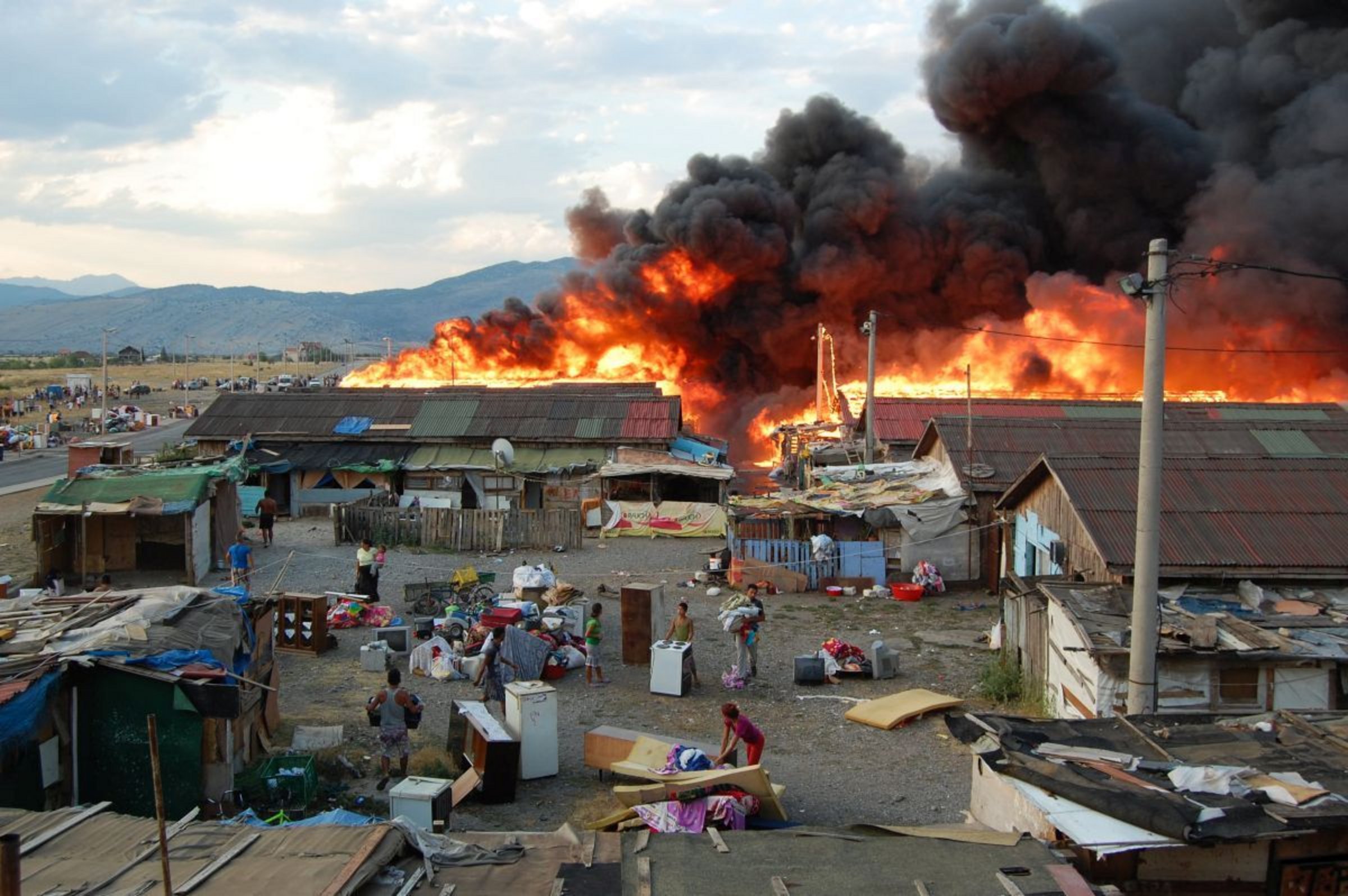 Feuer im Fluechtlingscamp Konik in Montenegro