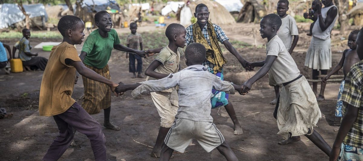 Unbeschwerte Momente in einem kleinen Ort im Südsudan: Kinder tanzen gemeinsam im Kreis