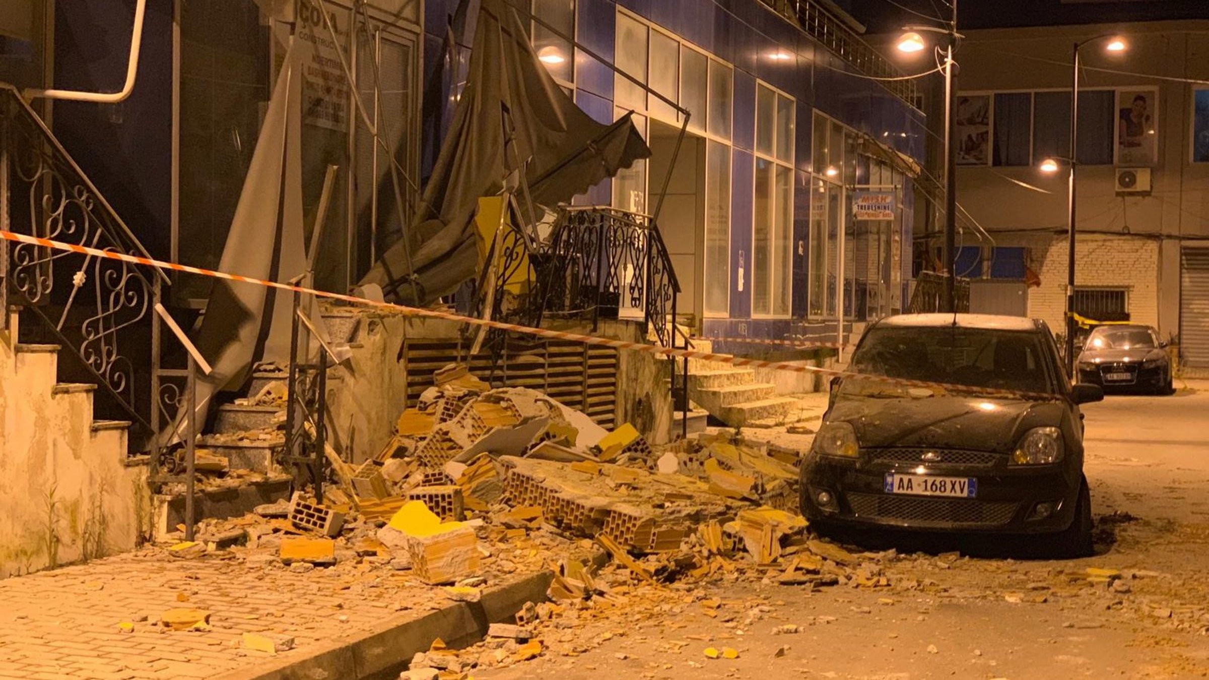 Von Erdbeben zerstörtes Haus in Albanien und Auto