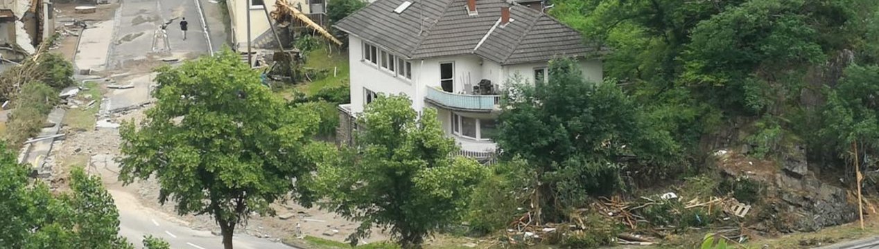 Eine Luftaufnahme zeigt das Ausmaß der Zerstörung in Altenahr nach der Hochwasser-Katastrophe.