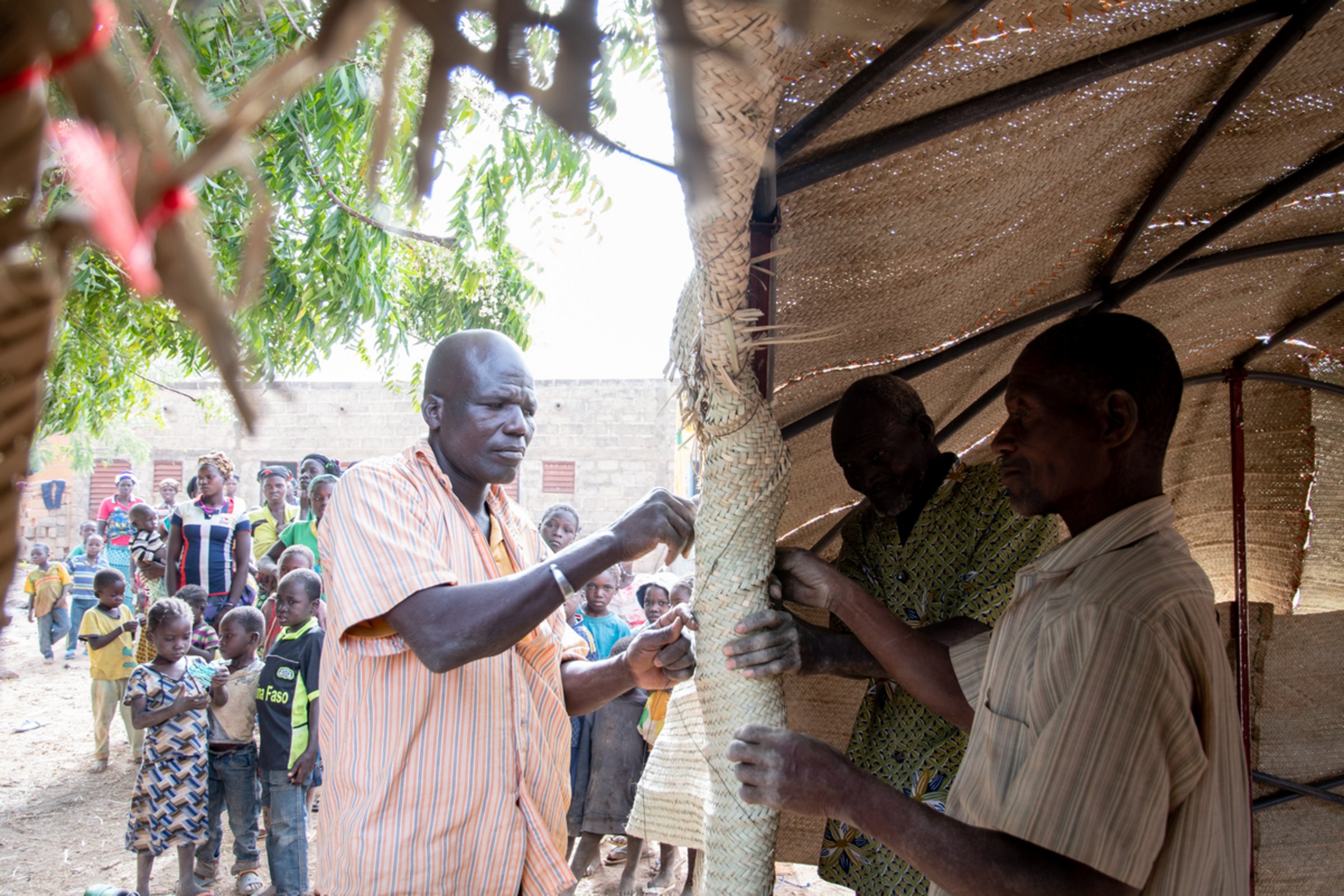 Errichtung eines Flüchtlingszeltes in Burkina Faso