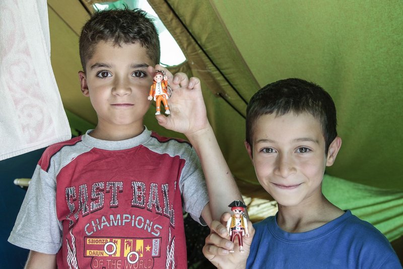 Flüchtlingskinder zeigen stolz ihr Spielzeug © F. Zanettini / ADH