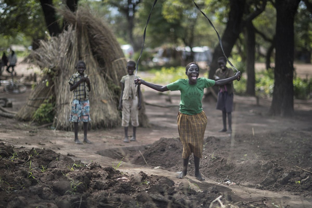 Seilspringendes Kind im Südsudan