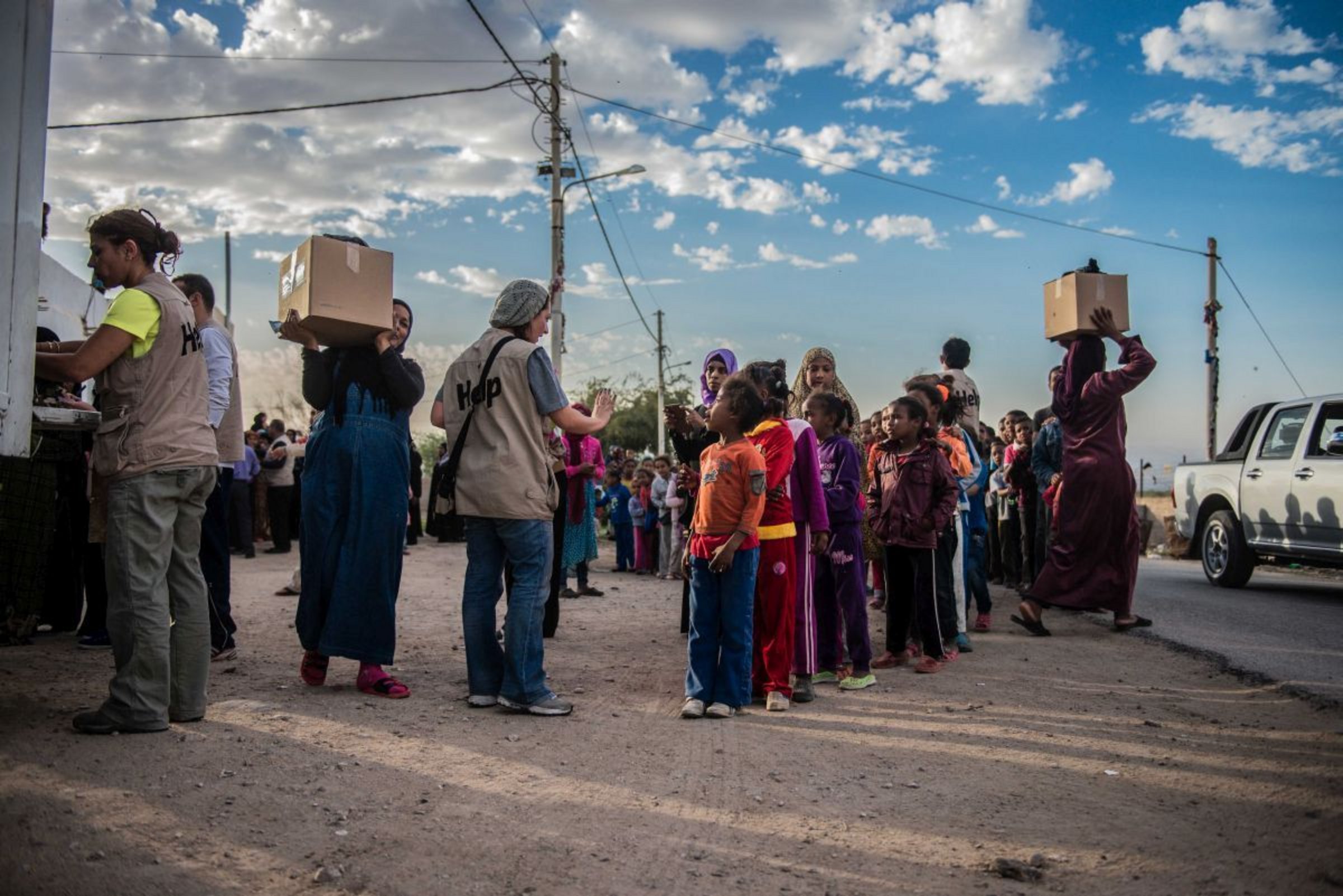 Nahrungsmittel und Kleidung fuer Fluechtlinge in Jordanien