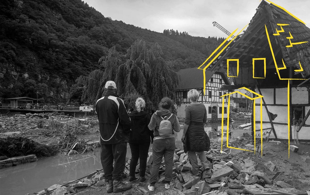Eine Familie vor zerstörtem Haus nach Hochwasser in Rheinland-Pfalz