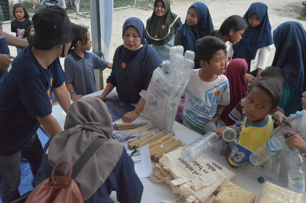 Spenden Indonesien: Plastik bei einer Abfallbank abgeben