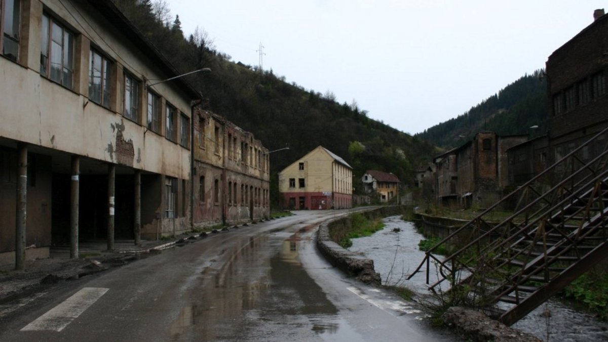 Landflucht in Bosnien: Viele Menschen haben ihre Heimat verlassen. Zurück bleiben verfallene Häuser